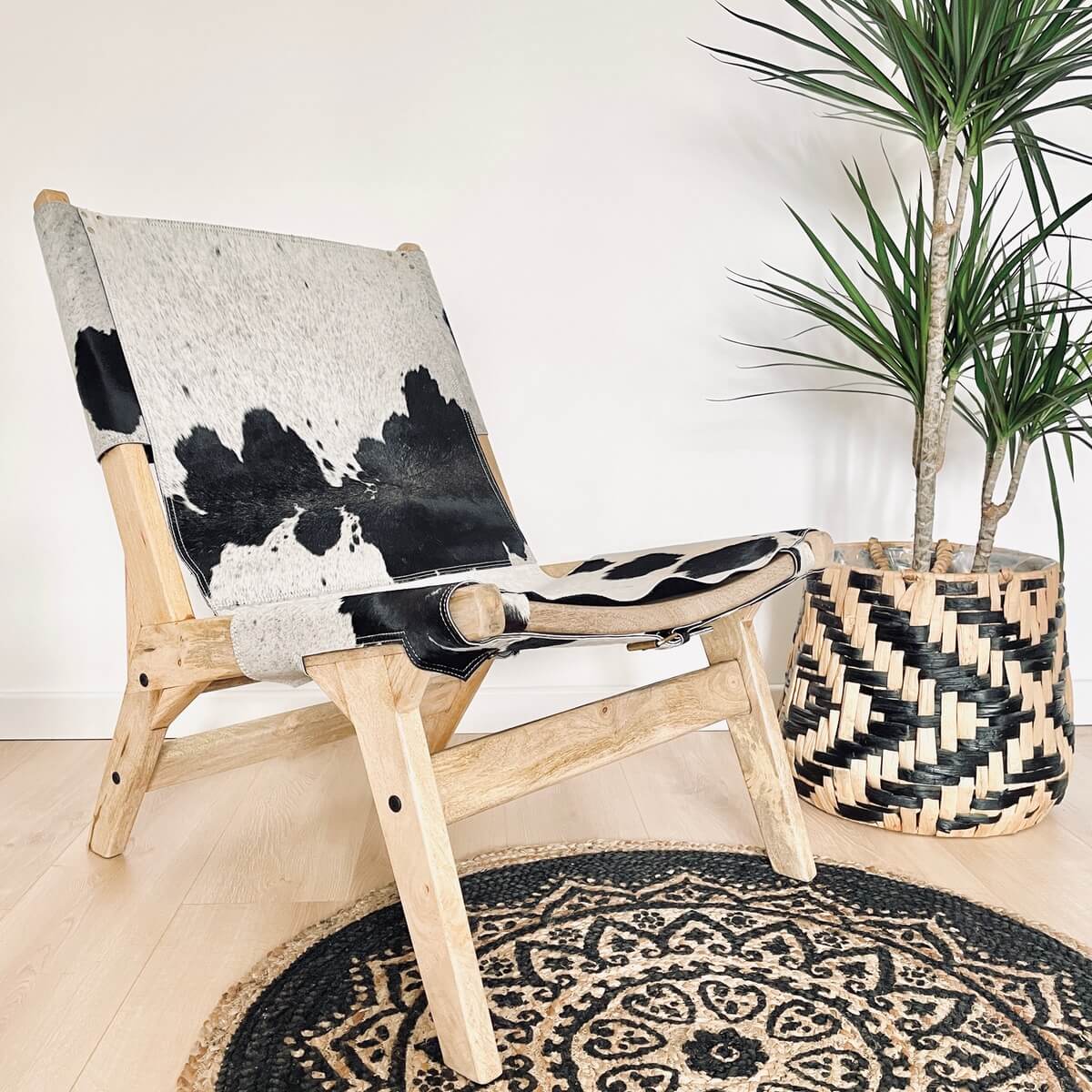 Fotoliu living din lemn de salcam si piele naturala de vaca, Alb Negru, decor living plant
