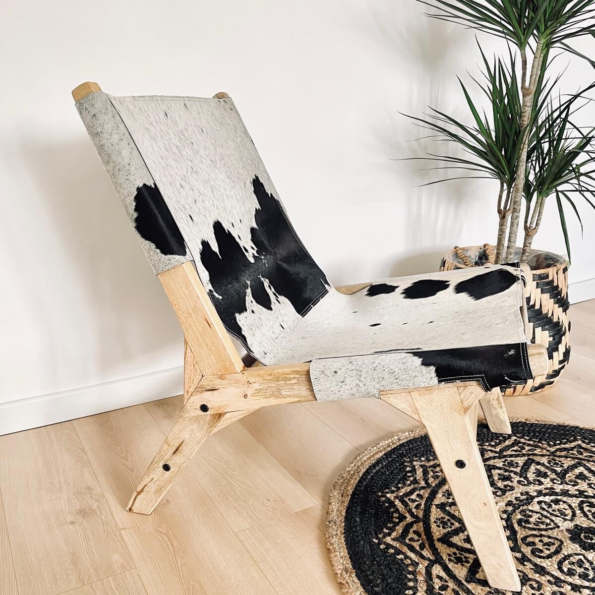 Fotoliu living din lemn de salcam si piele naturala de vaca, Alb Negru, decor living side