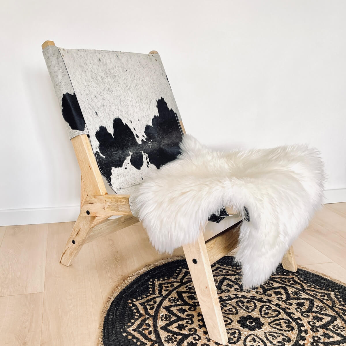Fotoliu living din lemn de salcam si piele naturala de vaca, Alb Negru, decor living, cu blana de oaie