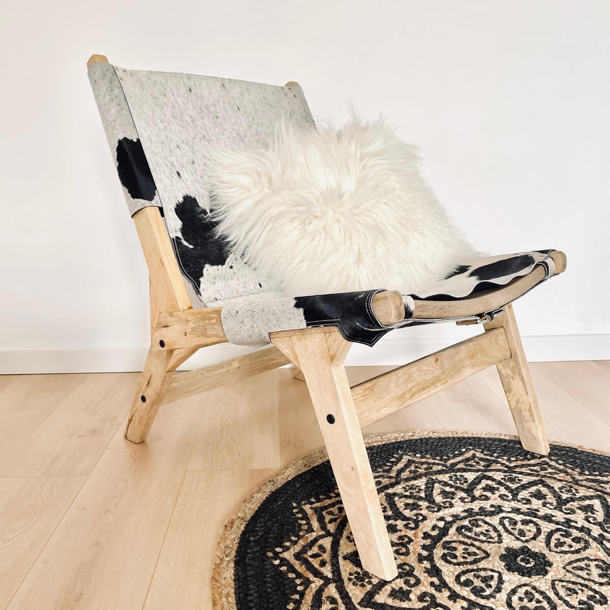 Fotoliu living din lemn de salcam si piele naturala de vaca, Alb Negru, decor living, cu perna decorativa