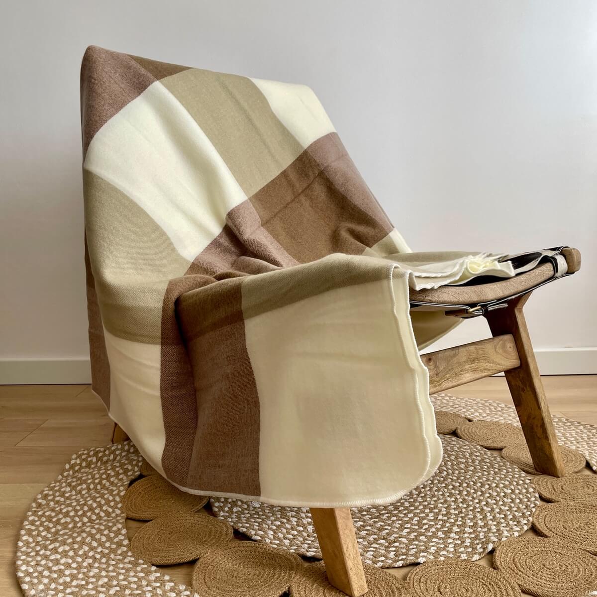 patura reversibila din lana de alpaca model in carouri, nunate de bej maro, intinsa