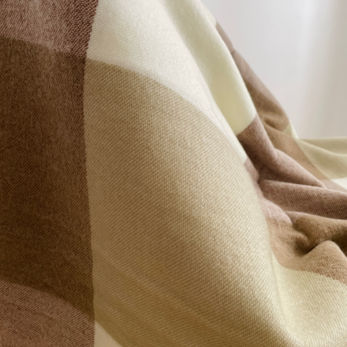 patura reversibila din lana de alpaca model in carouri, nunate de bej maro, aproape