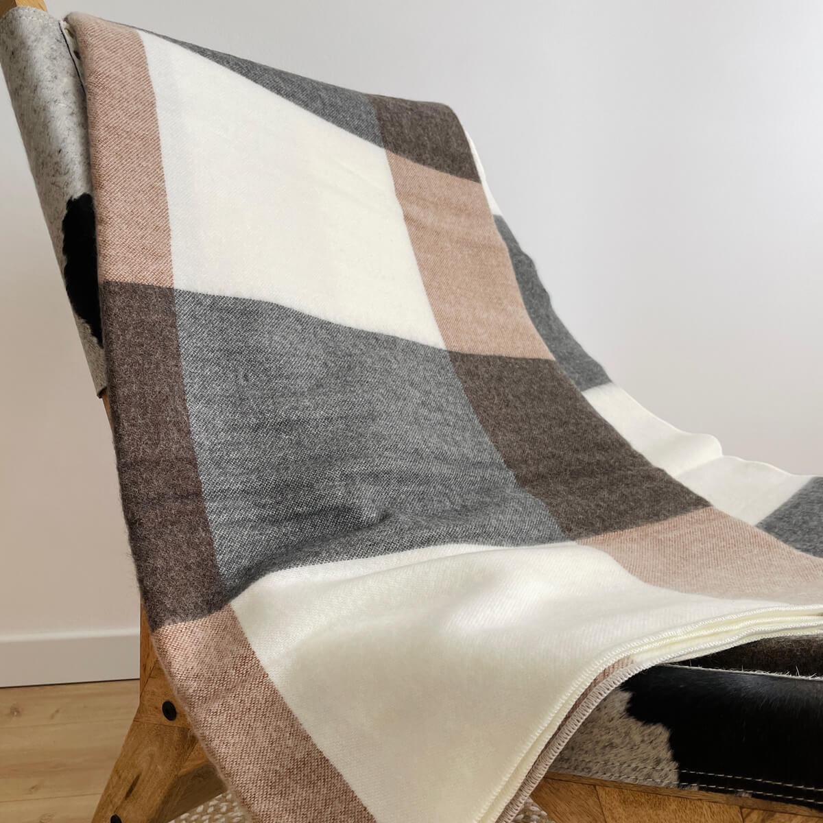 patura reversibila din lana de alpaca model in carouri, nunate de gri maro, de aproape