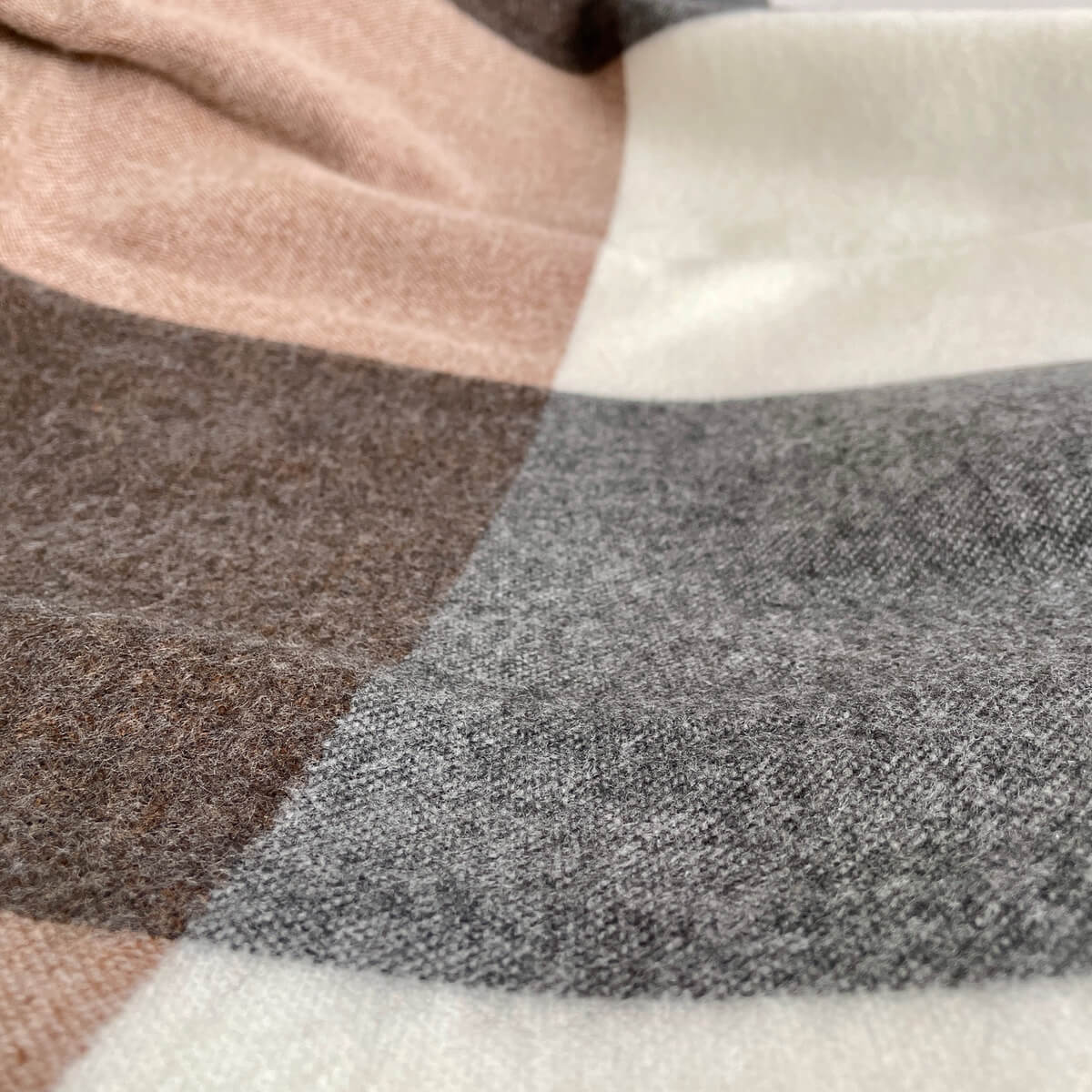 patura reversibila din lana de alpaca model in carouri, nunate de gri maro, zoom