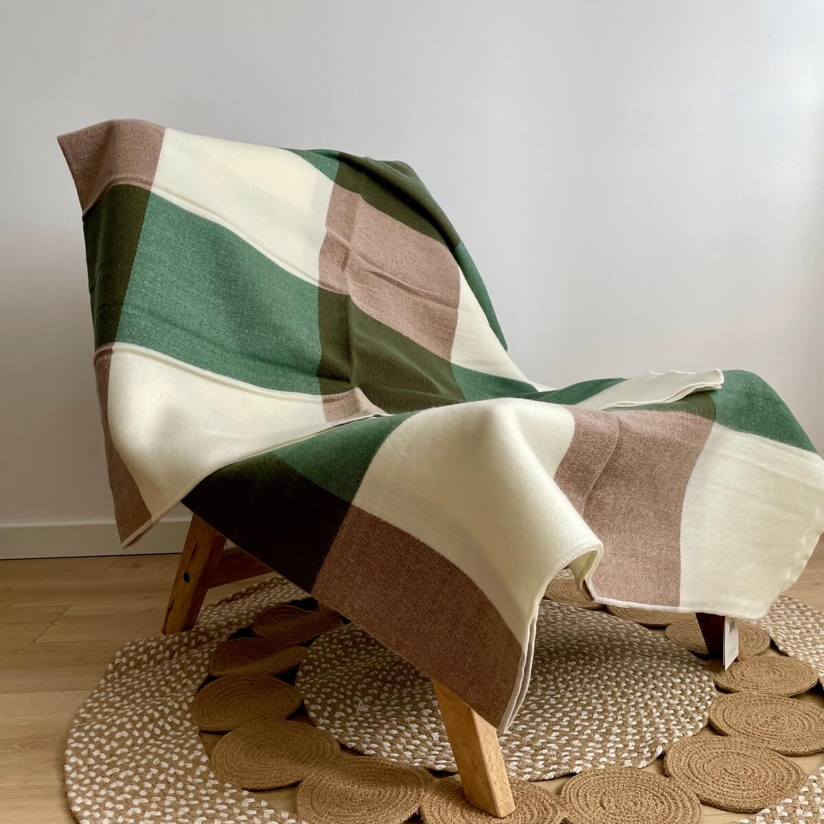 patura reversibila din lana de alpaca model in carouri, nunate de verde maro, intinsa