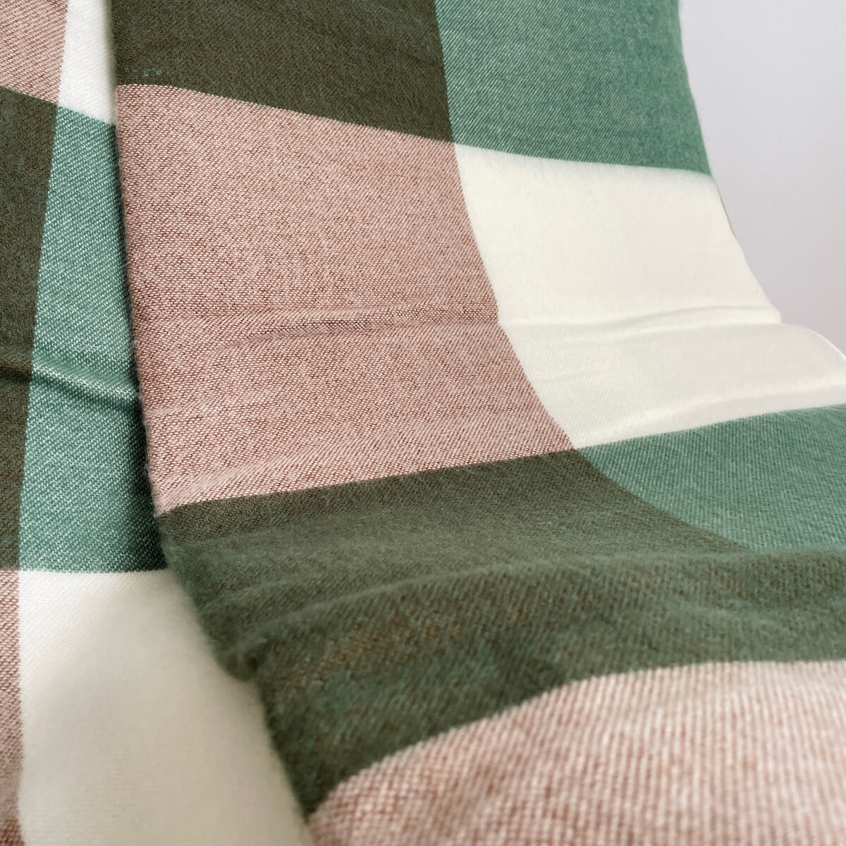 patura reversibila din lana de alpaca model in carouri, nunate de verde maro, de aproape