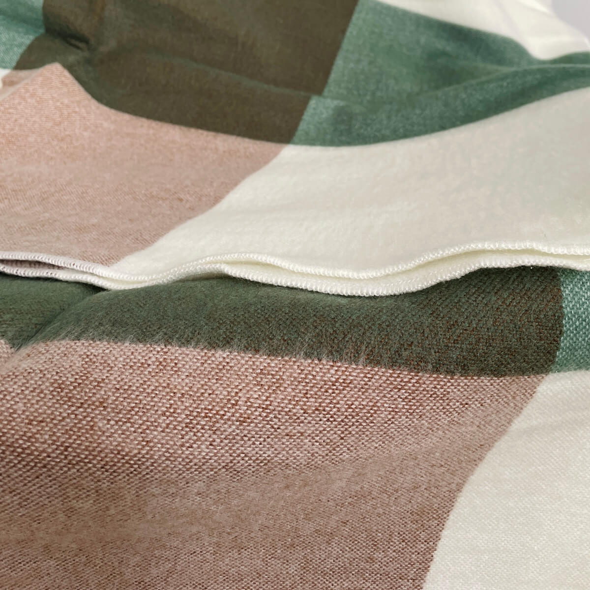 patura reversibila din lana de alpaca model in carouri, nunate de verde maro, zoom