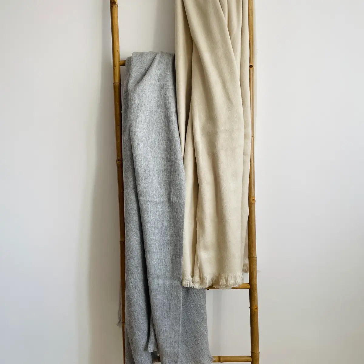 paturi din lana alpaca, simple, culoare bej si gri deschis, mango+bloom