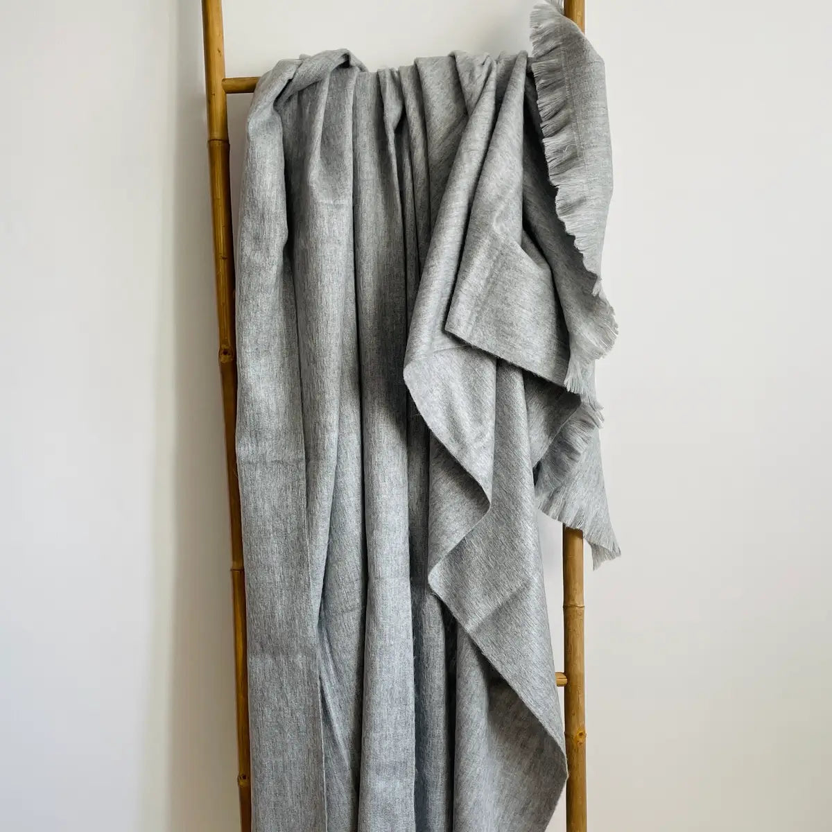 patura din lana alpaca, model simplu, culoare gri deschis, mangoandbloom, atarnata