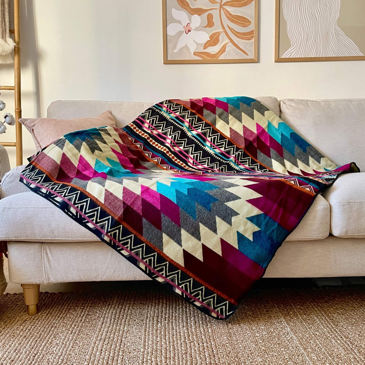 pătura din lână alpaca, reversibilă cu două fețe, model romburi, nuanțe de mov și albastru, pe canapea, dublă