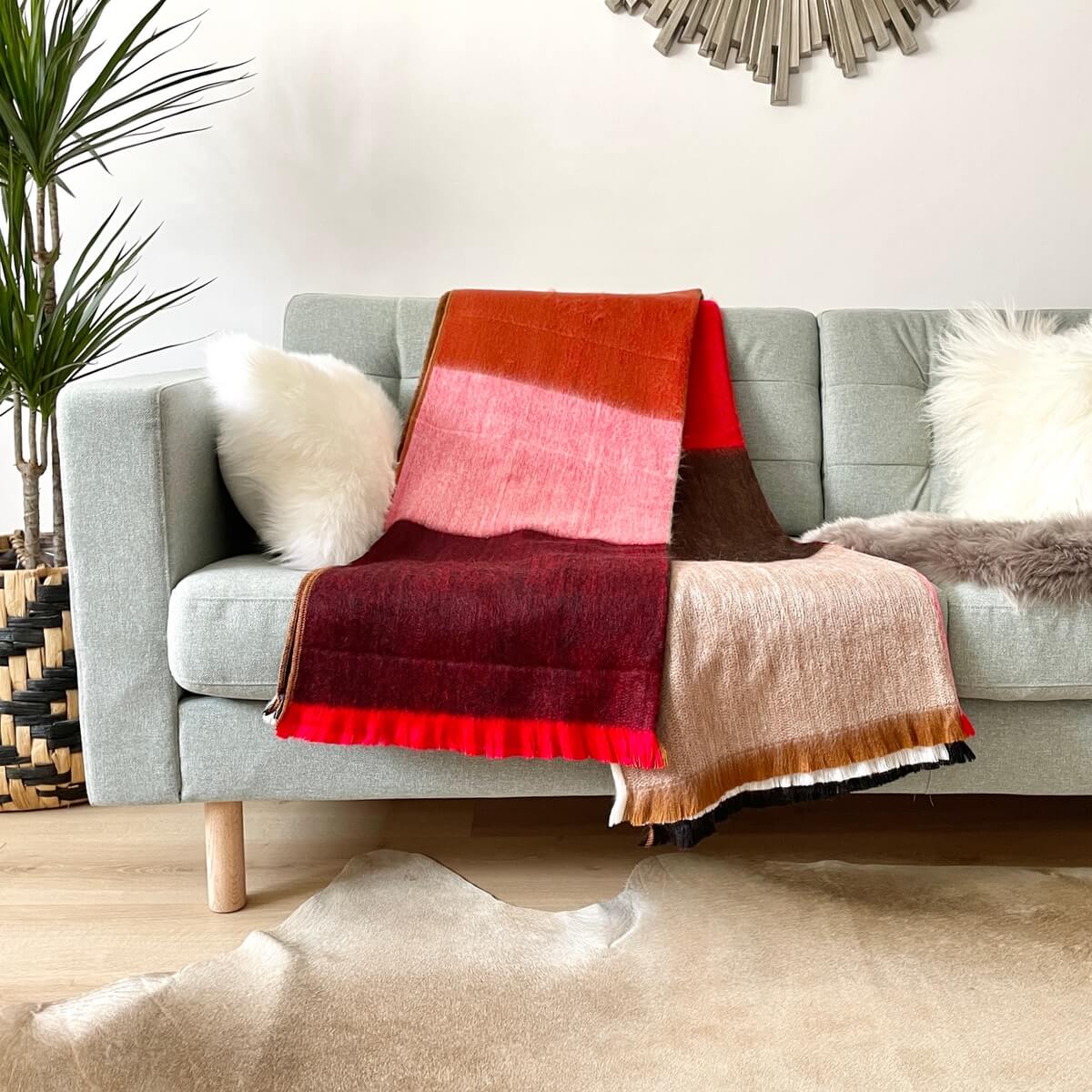 Patura in carouri din lana de alpaca, Rosu Multi, moale, pe canapea