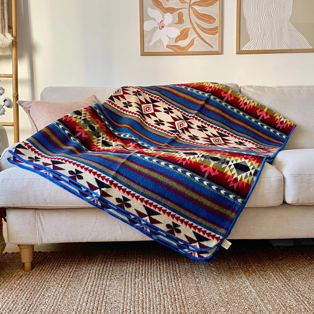 pătură din lână alpaca cotopaxi, dublă, modele native andine, roșu albastru, reversibilă, pe canapea