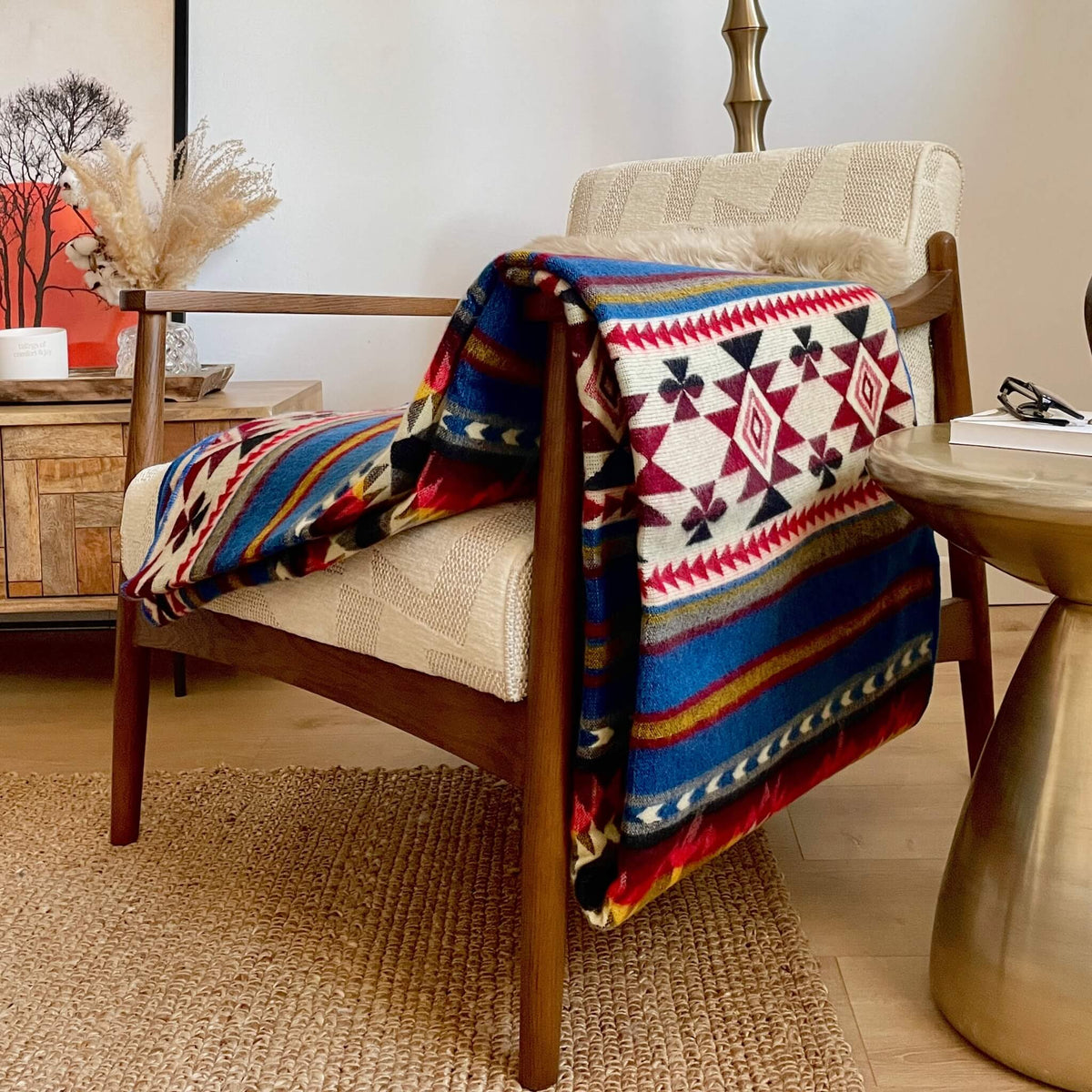 pătură din lână alpaca cotopaxi, dublă, modele native andine, multi roșu albastru, pe spătar scaun