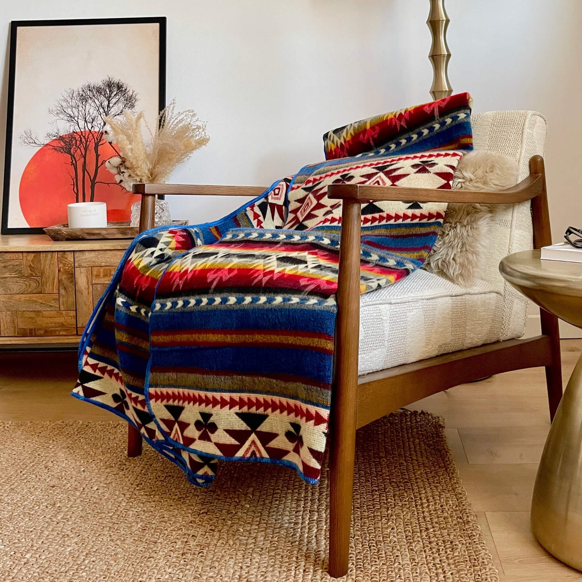 pătură din lână alpaca cotopaxi, dublă, modele native andine, roșu albastru, pe scaun
