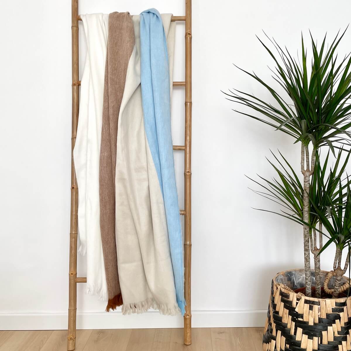 Patura in dungi din lana de alpaca, Bleu Maro, pe scara