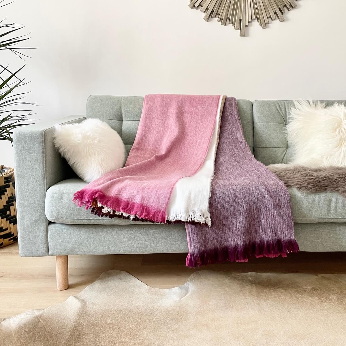 Patura in dungi din lana de alpaca, Pastel, pe canapea