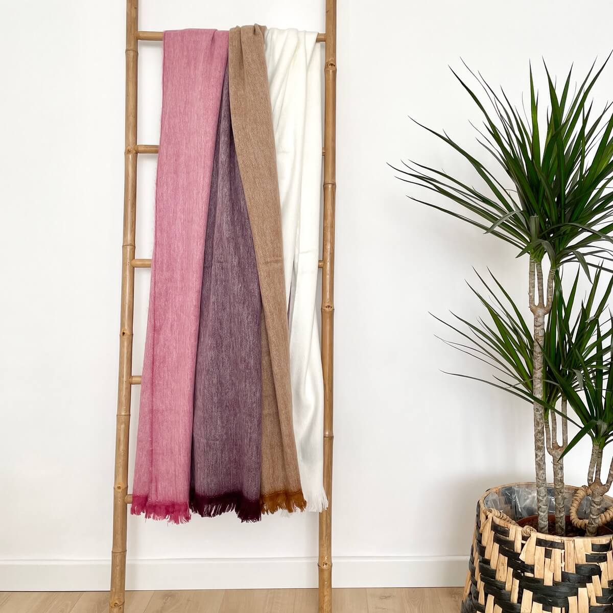 Patura in dungi din lana de alpaca, Pastel, pe scara