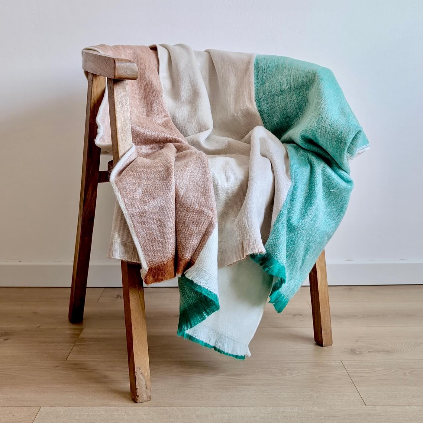 Pătură în dungi din lână de alpaca, Verde Bej și Maro Natural - pe scaun 2