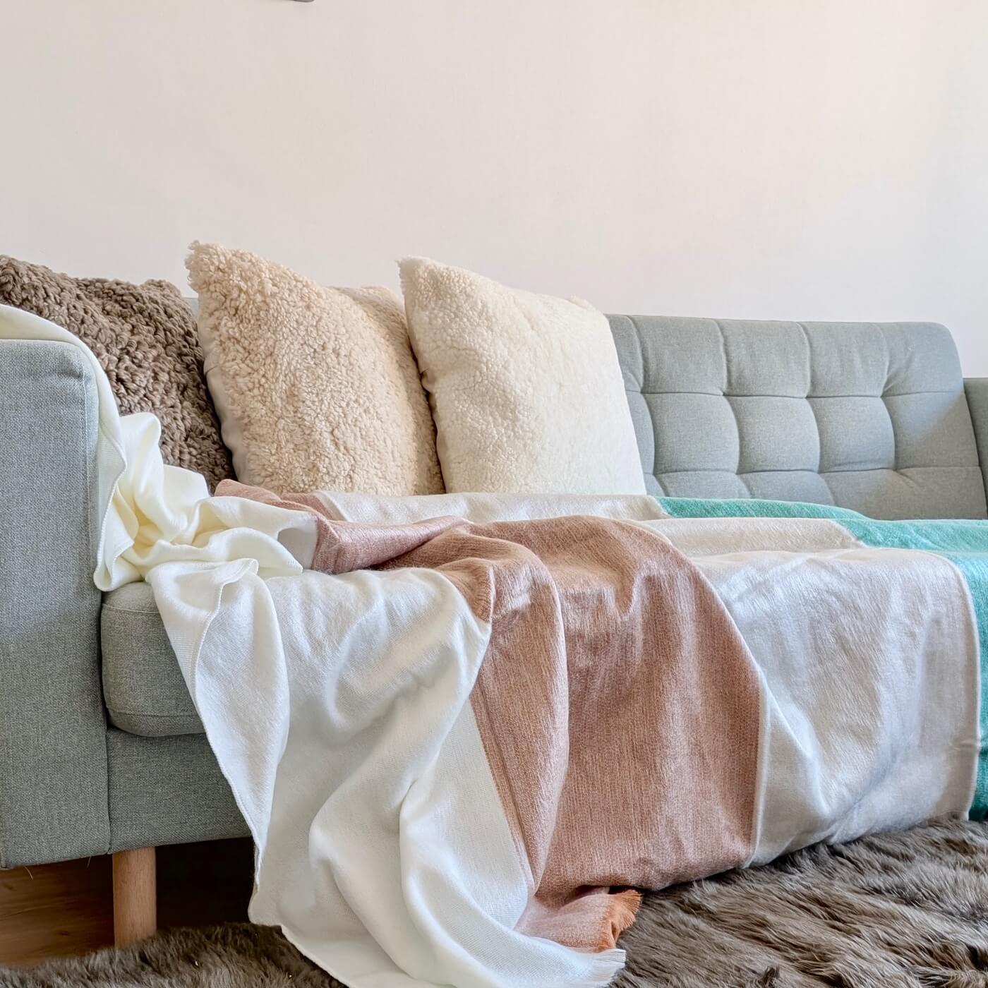 Pătură în dungi din lână de alpaca, Verde Bej și Maro Natural - pe canapea