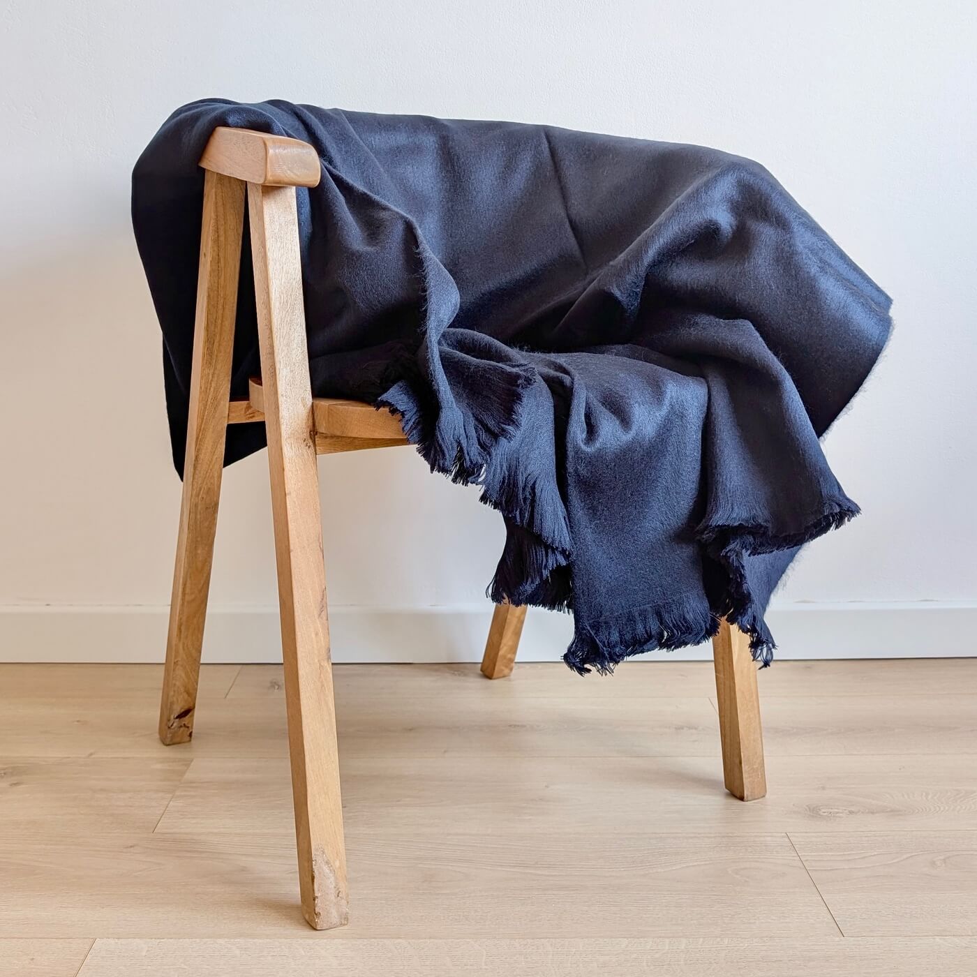 Pătură luxoasă de canapea din lână de alpaca, Albastru Marin - pe scaun