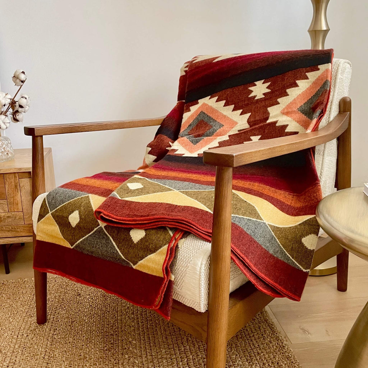 Patura din Lana Alpaca Quilotoa, nuante pamantii de rosu, dubla reversibila, model native, pe scaun