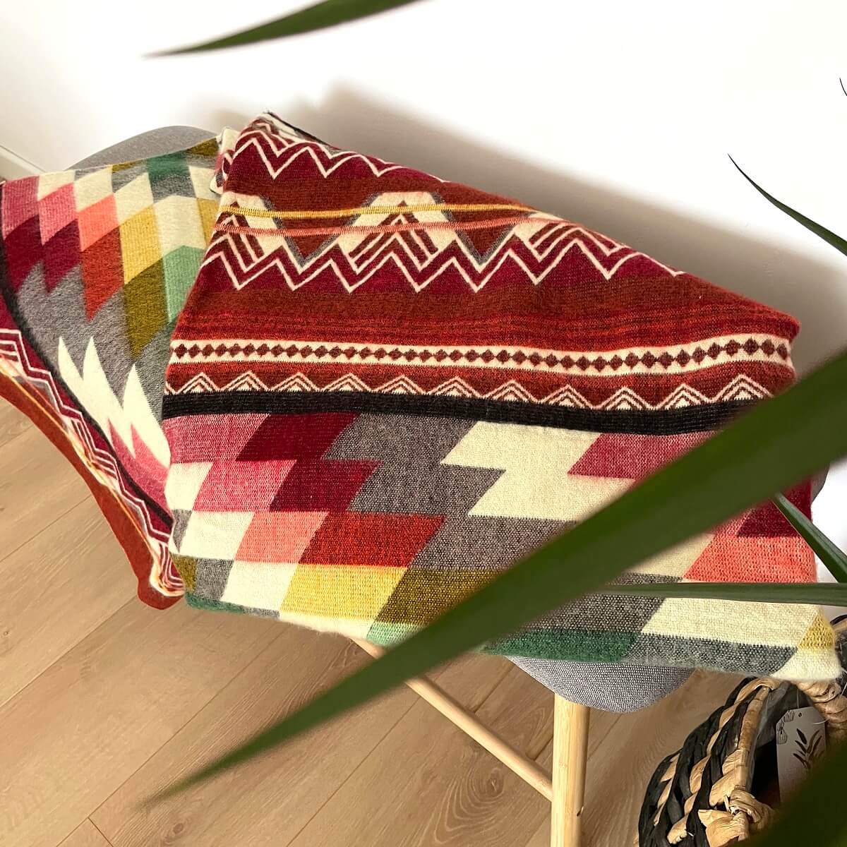 Patura reversibila din lana de alpaca antisana, portocaliu inchis pe bancuta de interior