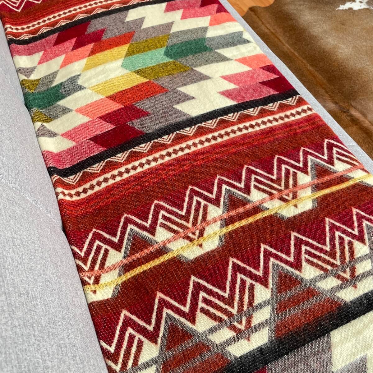 Patura reversibila din lana de alpaca antisana, portocaliu inchis cu motive din Anzi