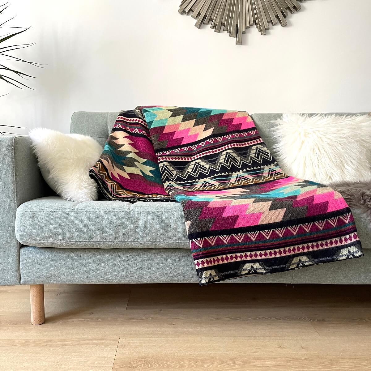 Patura reversibila din lana de alpaca antisana roz cu motive aztece