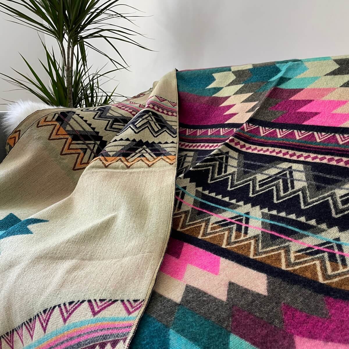 Patura reversibila din lana de alpaca antisana roz si verso bej cu motive aztece