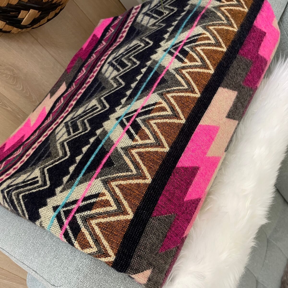 Patura reversibila pufoasa din lana de alpaca antisana roz cu motive aztece
