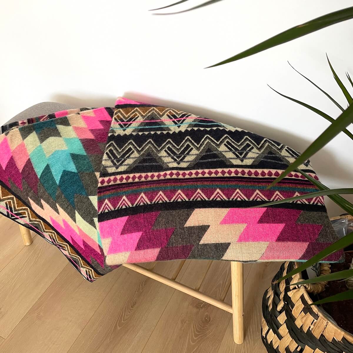 Patura reversibila din lana de alpaca antisana roz cu motive aztece pe bancuta de interior