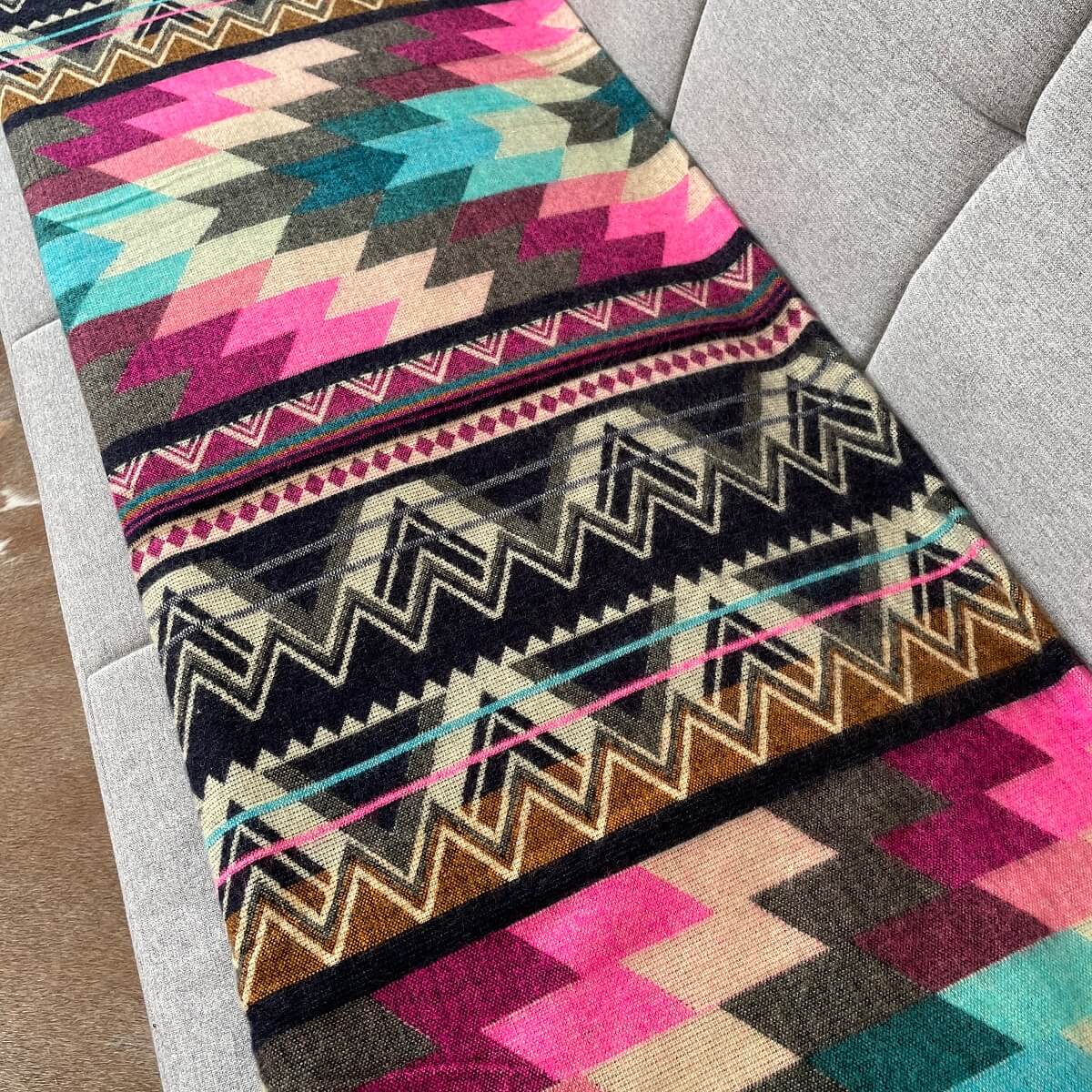 Patura reversibila din lana de alpaca antisana roz cu motive aztece din America de Sud