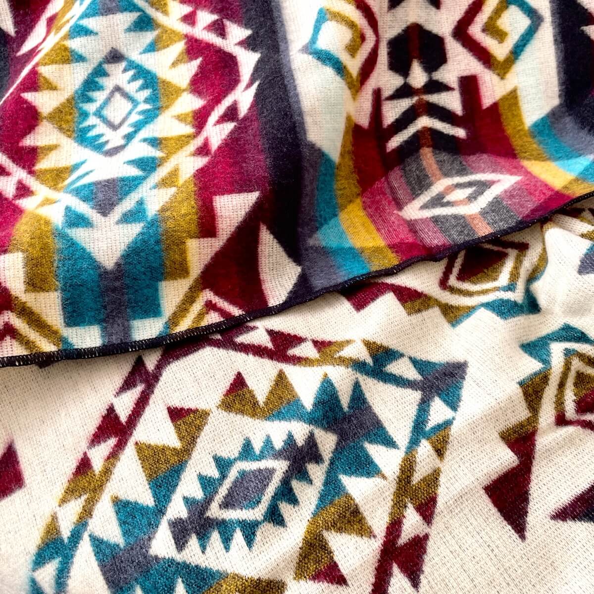 patura reversibila din lana de alpaca chimborazo model multi colora, de aproape