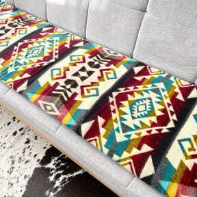 patura reversibila din lana de alpaca chimborazo model multi colora, pe canapea