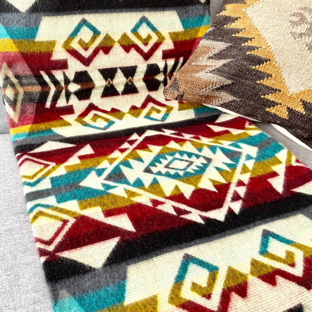 patura reversibila din lana de alpaca chimborazo model multi colora, intinsa