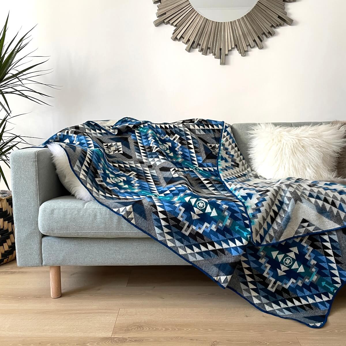 patura mica din lana de oaie alpaca cu motive aztece albastru cu negru chimborazo