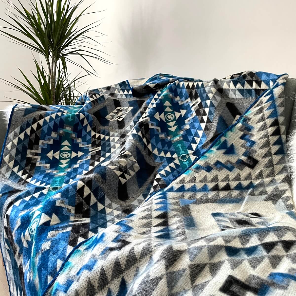 patura pufoasa din lana de oaie alpaca din Ecuador albastru cu negru chimborazo