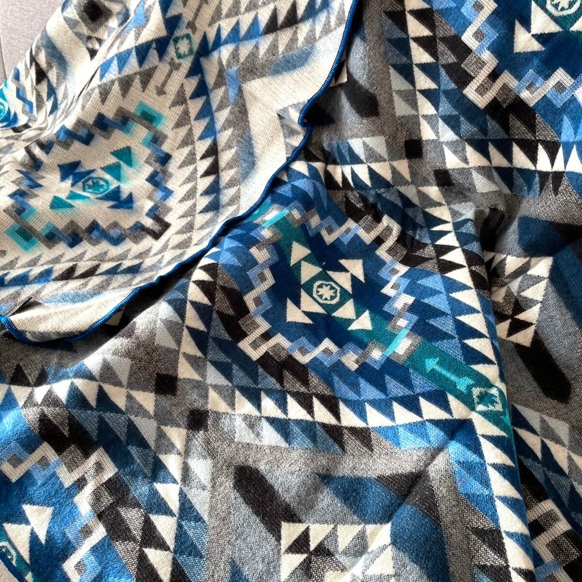 patura calduroasa din lana de oaie alpaca cu model aztec albastru cu negru chimborazo in detaliu