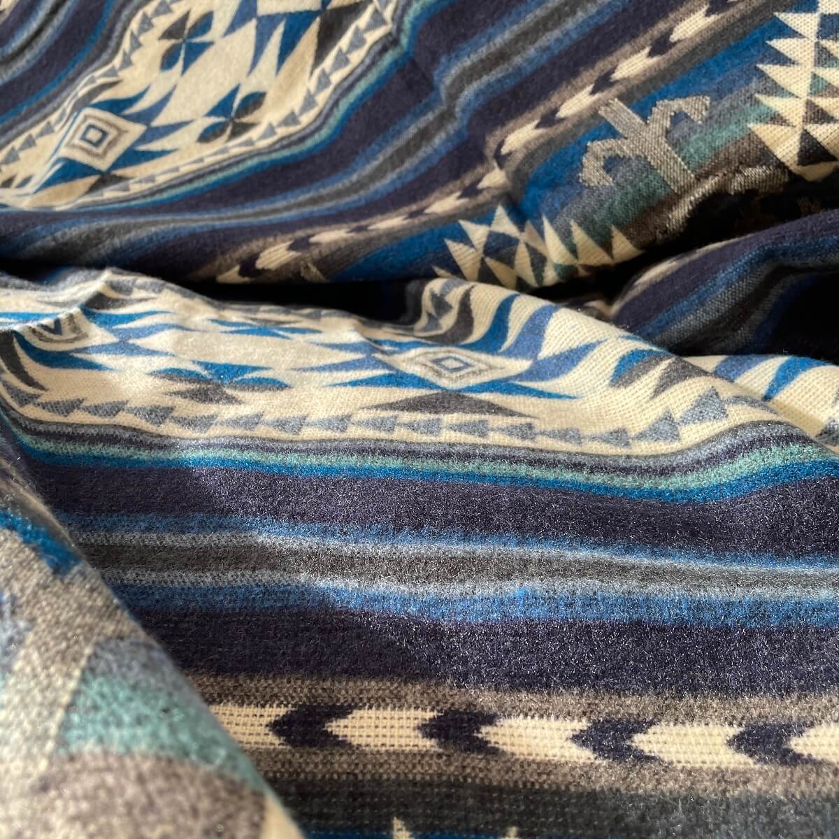 patura mare si pufoasa din lana de alpaca cu motive aztece cotopaxi albastru