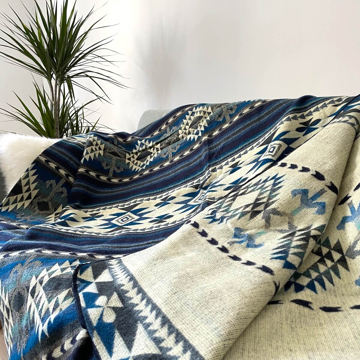 patura cu doua fete din lana de alpaca cu model aztec cotopaxi albastru si verso bej