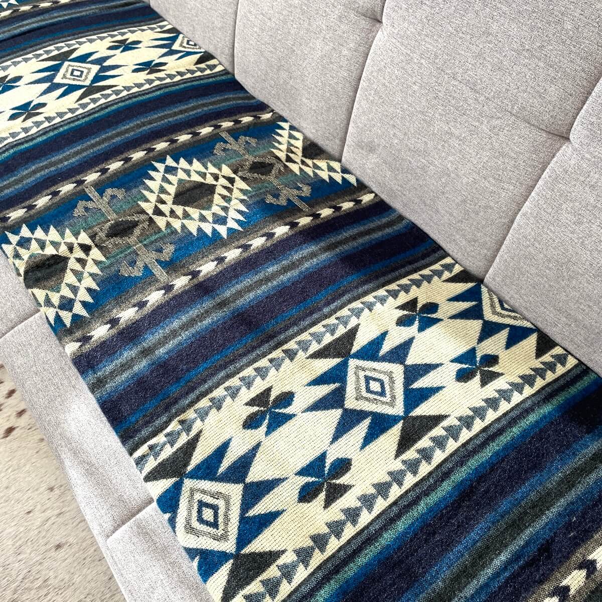 patura mare de iarna din lana de alpaca cu motive aztece cotopaxi albastru