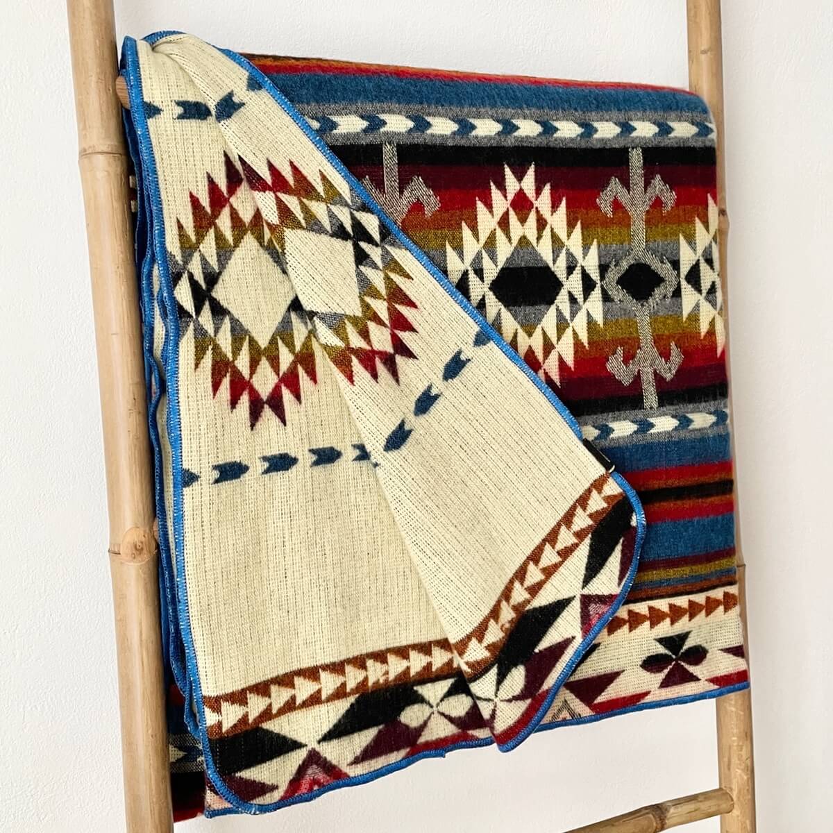 Patura reversibila din lana de alpaca Cotopaxi, pe scara