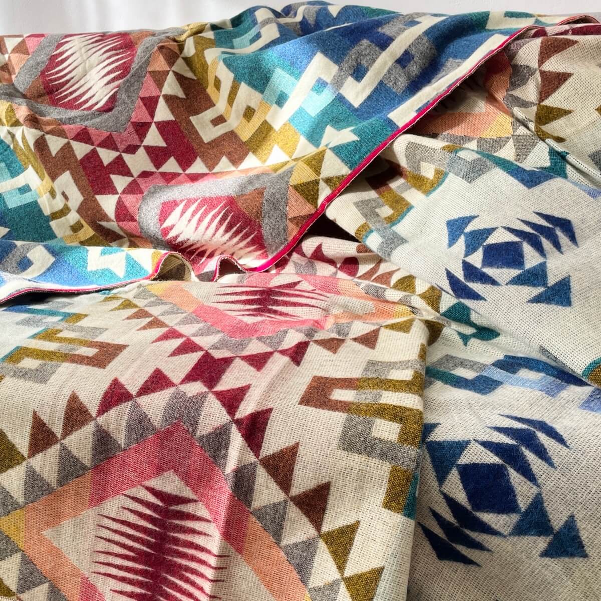 patura reversibila din lana de alpaca pufoasa si moale Guayaquil, multicolora, verso