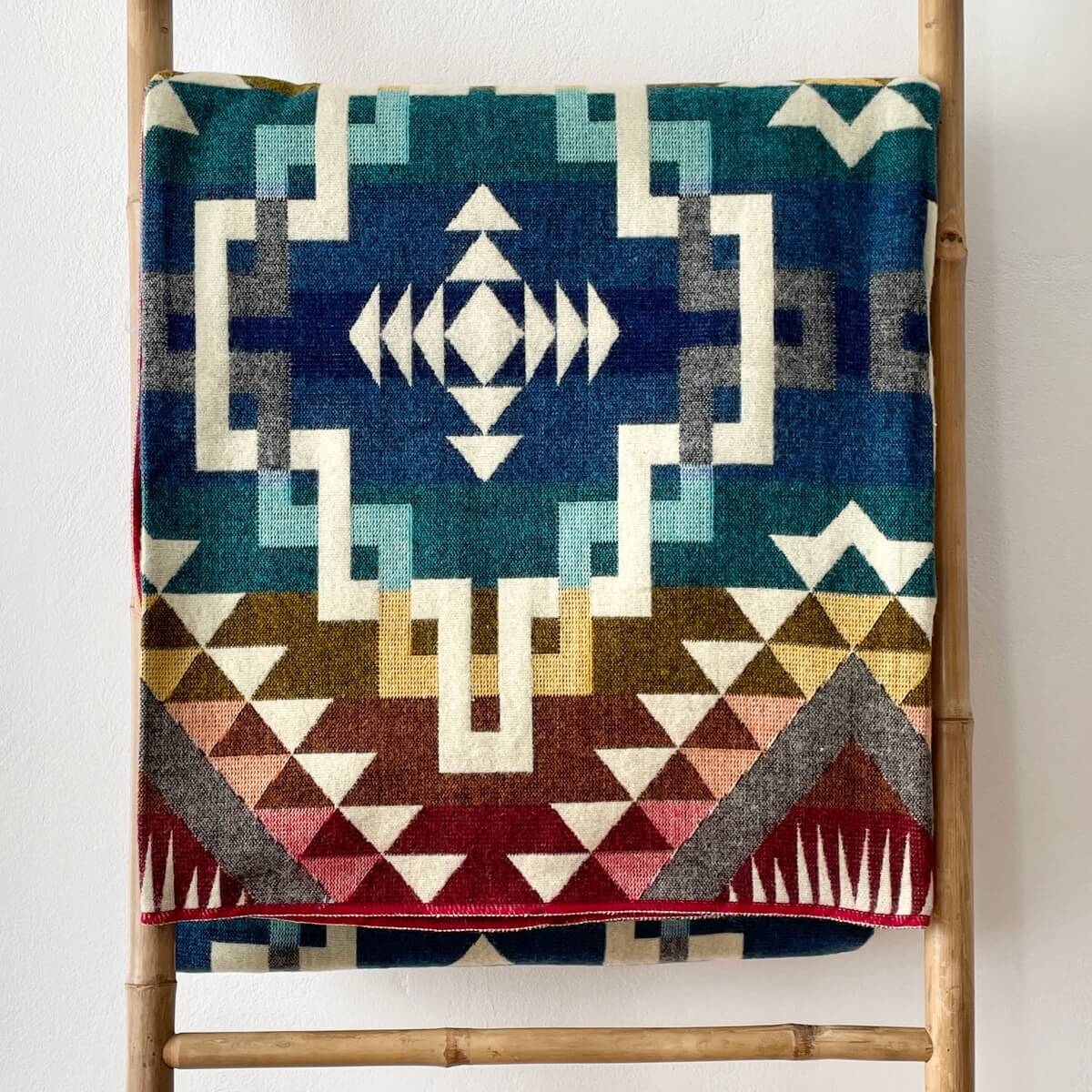 patura reversibila din lana de alpaca pufoasa si moale Guayaquil, multicolora, mango+bloom