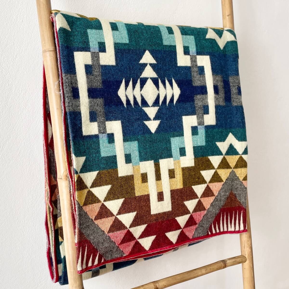 patura reversibila din lana de alpaca pufoasa si moale Guayaquil, multicolora, asezata