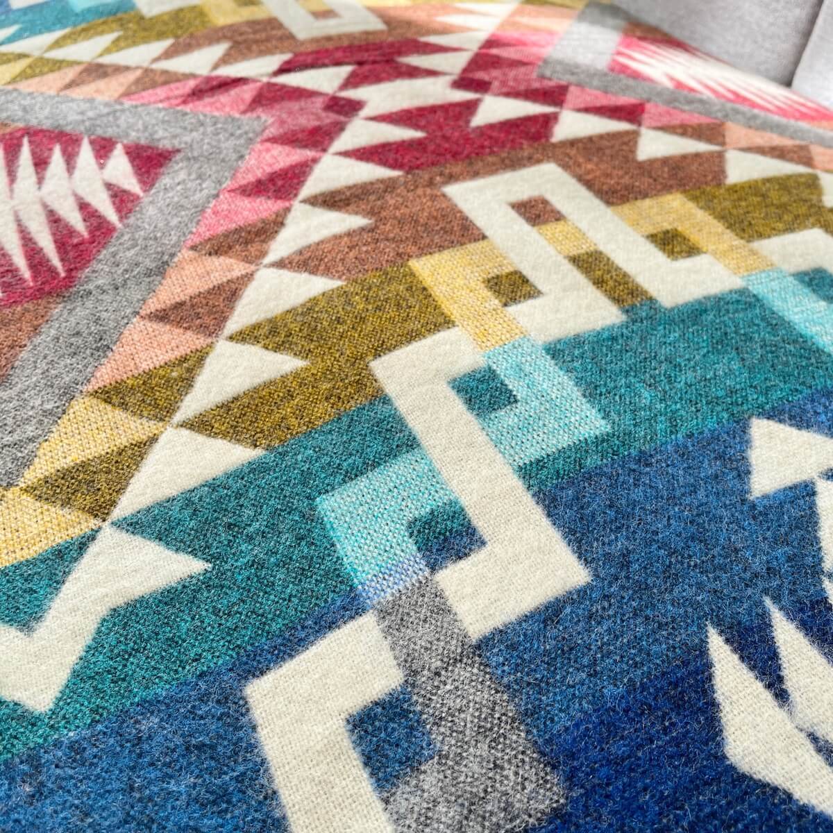 patura reversibila din lana de alpaca pufoasa si moale Guayaquil, multicolora, zoom