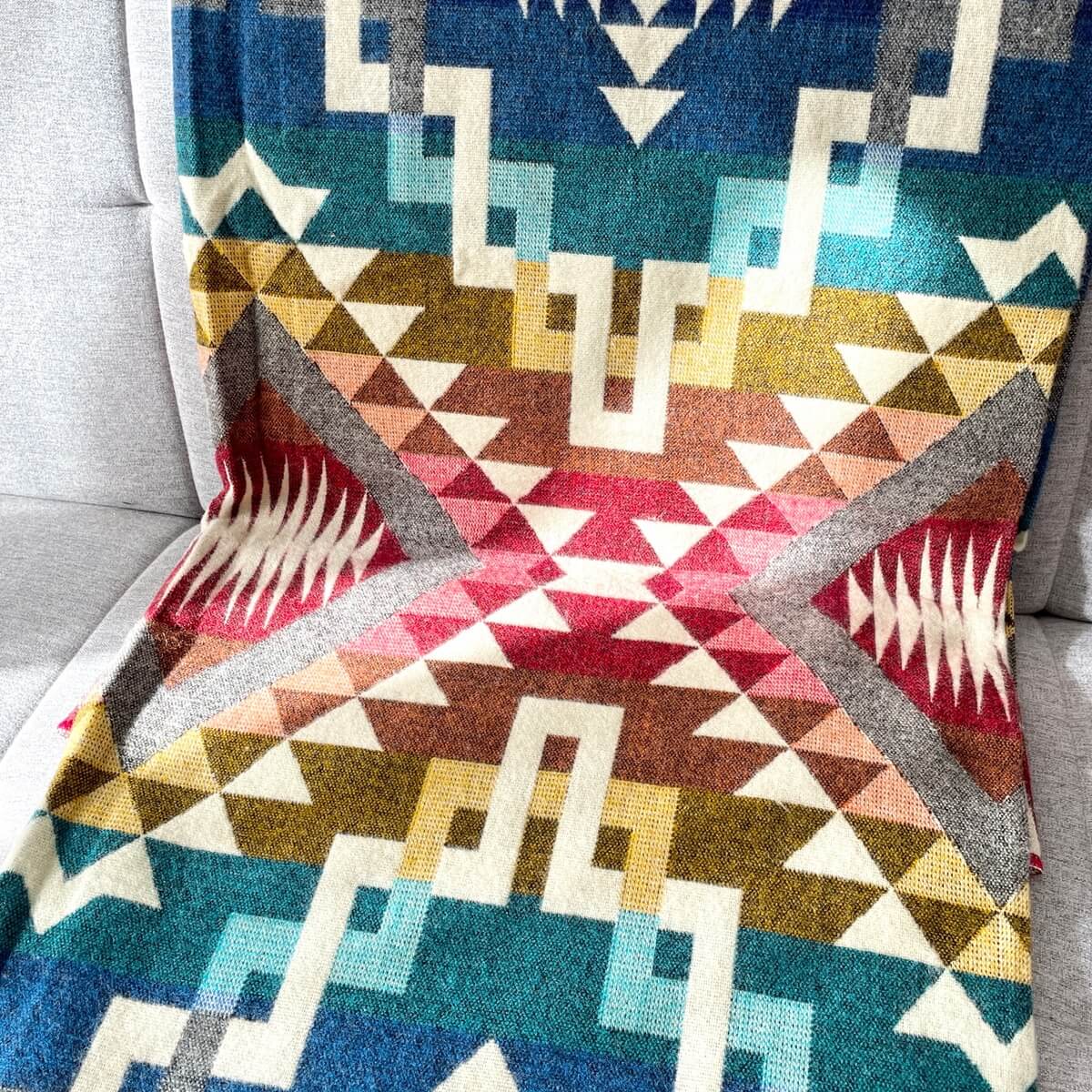 patura reversibila din lana de alpaca pufoasa si moale Guayaquil, multicolora