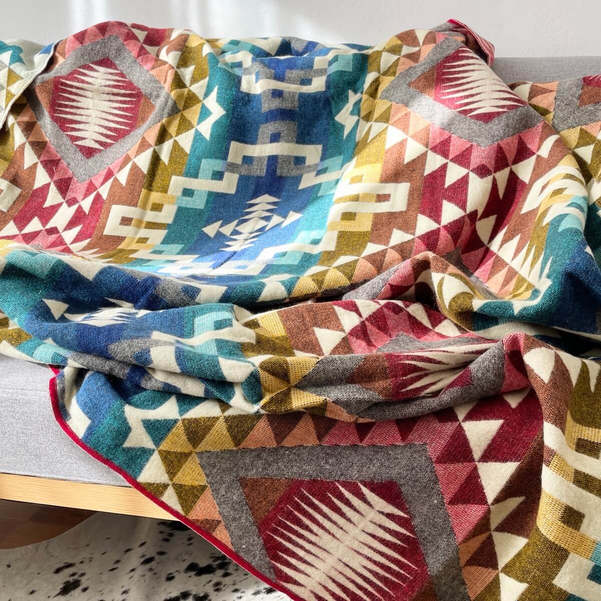 patura reversibila din lana de alpaca pufoasa si moale Guayaquil, multicolora, aruncata