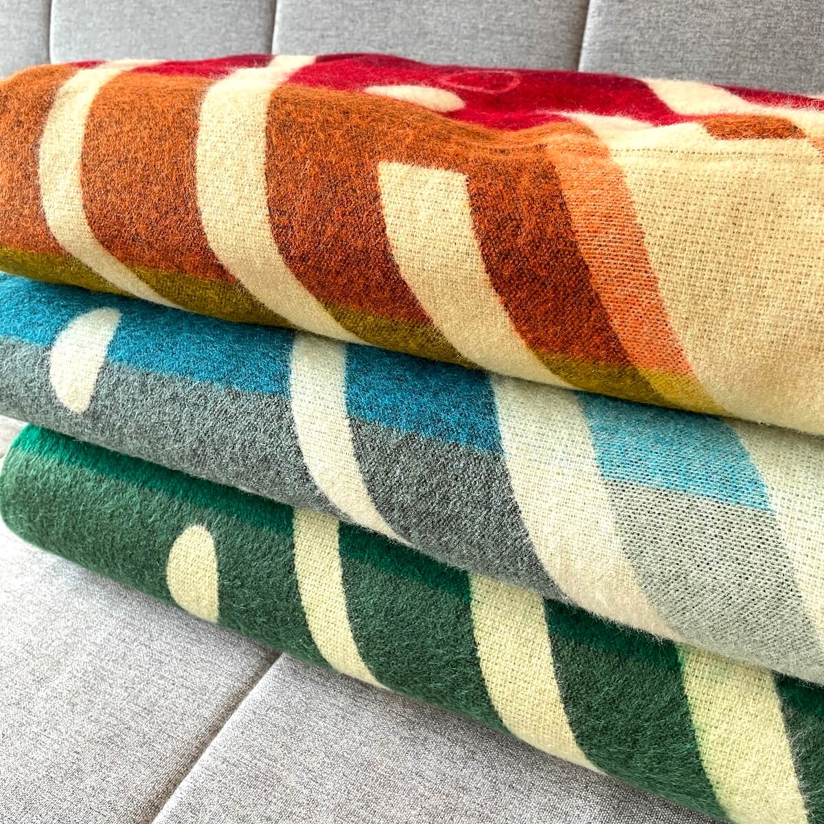 patura mare reversibila din lana de alpaca imbabura 3 culori pe canapea