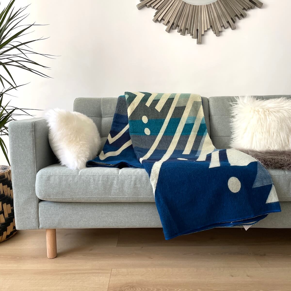 patura mare reversibila din lana de alpaca imbabura albastru doua fete pe canapea